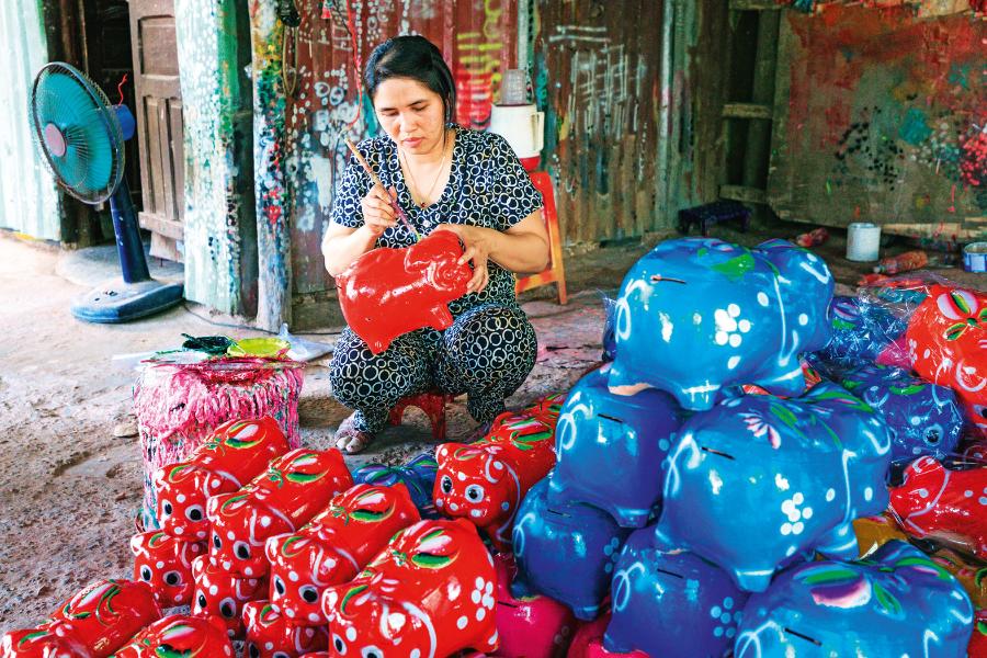W wietnamskiej prowincji Binh Duong powstają ręcznie malowane świnki skarbonki. Te kolorowe prosięta służą także do zabawy.