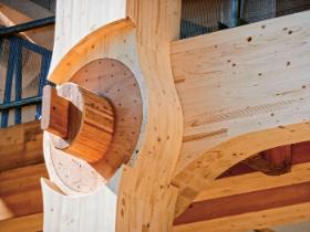 Fragment drewnianej konstrukcji biurowca w Zurychu, zaprojektowanego przez japońskiego architekta Shigeru Bana.