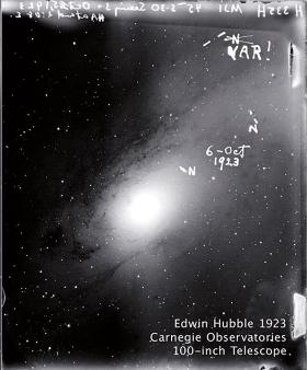 Historyczne zdjęcie Mgławicy Andromedy wykonane przez Hubble’a w nocy z 5 na 6 października 1923 r. Odkryta wtedy cefeida znajduje się między kreskami obok napisu „VAR!”.