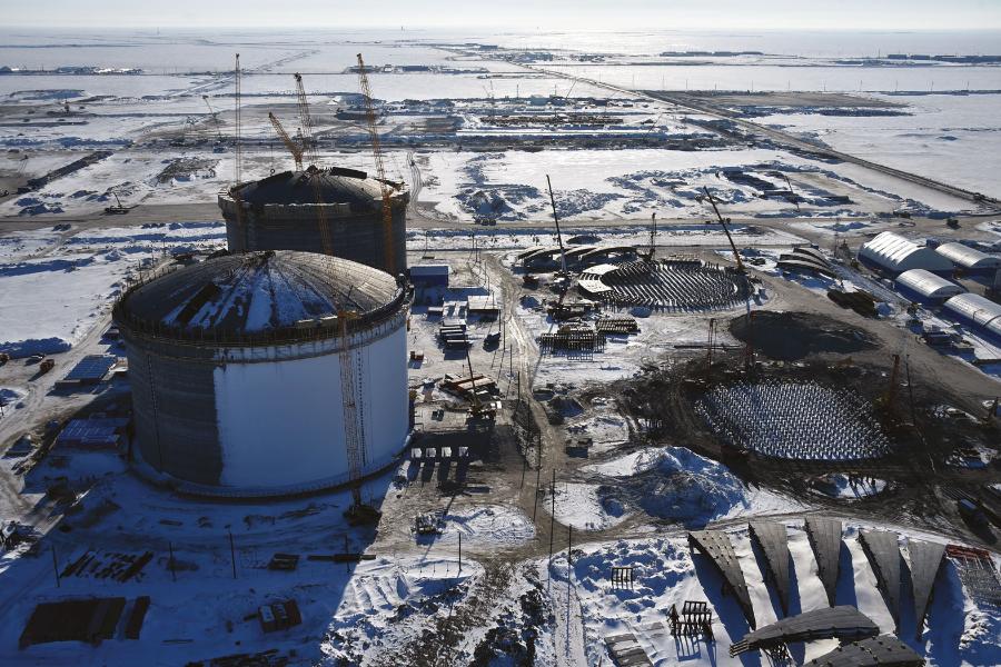 Zbiorniki na skroplony gaz ziemny budowane w arktycznym porcie Sabietta na północy Rosji w ramach projektu Yamal LNG, finansowanego częściowo przez Chiny i Francję. Kraje leżące nad brzegami Oceanu Arktycznego coraz chętniej poszukują ropy i gazu pod dnem morskim, a kraje leżące z dala od Arktyki widzą w tych poszukiwaniach szansę na lukratywne inwestycje.