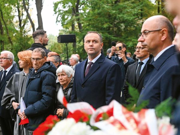 Prezydent Karol Nawrocki i zastępca prezesa IPN Mateusz Szpytma (z prawej) podczas ponownego pochówku pisarza i żołnierza AK Sergiusza Piaseckiego, wrzesień 2025 r.