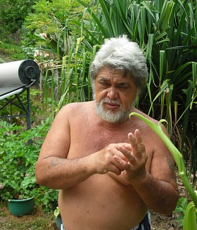 Philippe Oopa, independantysta, bliski współpracownik prezydenta  Oscara Temaru,  ma za złe,  że o wszystko trzeba pytać Paryż.