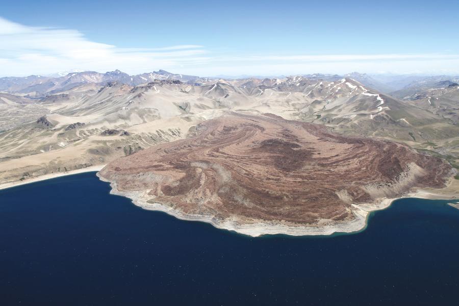 LAGUNA DEL MAULE sąsiaduje z warstwami ryolitów (w środku) powstałych podczas dawnych erupcji wulkanicznych.