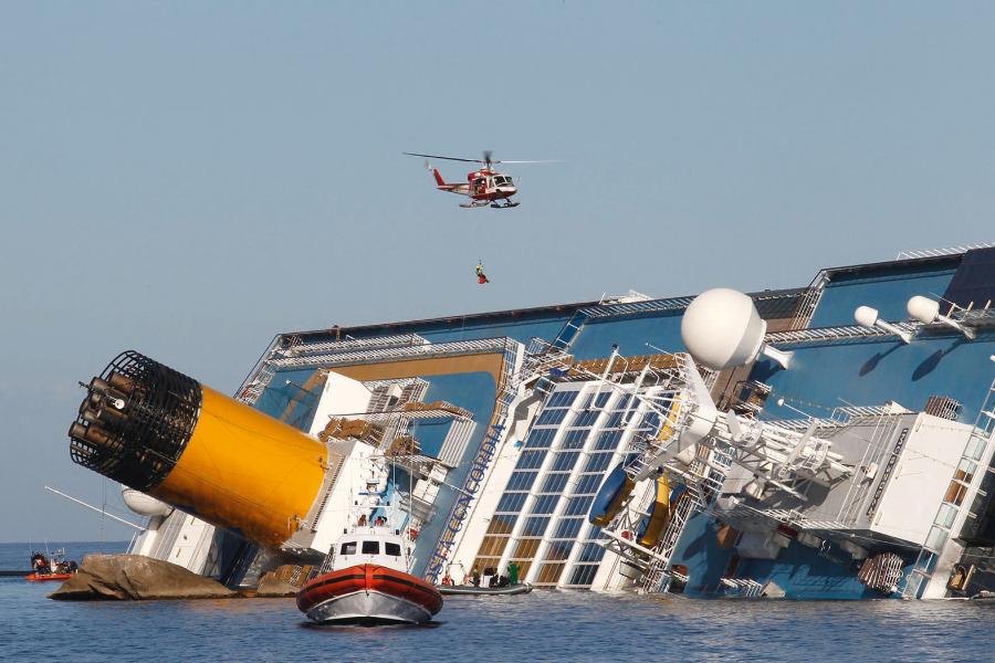 19 stycznia 2012. Ekipy ratunkowe przeszukują rejon katastrofy statku pasażerskiego „Costa Concordia”.