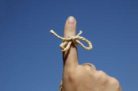 Eksperci zalecają techniki, które z pozoru brzmią banalnie, ale mogą przywrócić utraconą koncentrację: zwolnić, skupić się na tym, co robimy, pisać ręcznie zadania do wykonania jak ściągi w szkole.