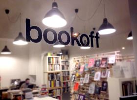 Księgarnia Artystyczna Bookoff, Warszawa, ul. Ogrodowa 71. Dlaczego warto prowadzić księgarnię kameralną?Z założenia niezależna księgarnia jest miejscem, w którym czuje się wyjątkową atmosferę. Obsługuje nas w niej nie sprzedawca, lecz księgarz, który do każdego, kto go odwiedzi, podchodzi indywidualnie. Jest doradcą i specjalistą w swojej dziedzinie, a przy tym dobrym towarzyszem rozmowy. Poświęca nam czas. Zależy mu na tym, żebyśmy zatrzymali się u niego na dłuższą chwilę i wyszli zadowoleni z kolejnego spotkania. Księgarnie niezależne powinny być właśnie takim miejscem, w którym zakup książki nie sprowadza się do transakcji, lecz procesu. Proces ten jest częścią kultury, tak samo jak miejsce, w którym się odbywa. Miejsce zaś odnosi się do tradycji, obyczajowości pierwszych księgarń, w których książka, jaką wybraliśmy, była czymś, co nas identyfikuje i urzeka. Dlaczego warto tworzyć niezależne księgarnie? Bo chcą nam przekazać właśnie tę część kultury, o której powoli zapominamy.2. Skąd pomysł na taką, a nie inną nazwę księgarni?W czasie, w którym powstawała nasza księgarnia, wiele miejsc, które miały związek ze sztuką, kreowało się na alternatywne i niezależne, a przyrostek -off pojawiał się w wielu nazwach. Nam zależało na czymś niepretensjonalnym, chcieliśmy też posłużyć się grą słowną. Na jednym z pierwszych spotkań firmy założyciel księgarni rzucił hasło off book, jego wspólnik odwrócił kolejność wyrazów i tak powstał Bookoff. Po jakimś czasie zorientowaliśmy się, że Bookoff także stanowi nazwę japońskiej sieci księgarń-antykwariatów, której popularność wzrosła w latach 90. w czasie kryzysu dzięki sprzedaży używanych, ale „odświeżonych” książek. — Barbara Anioł