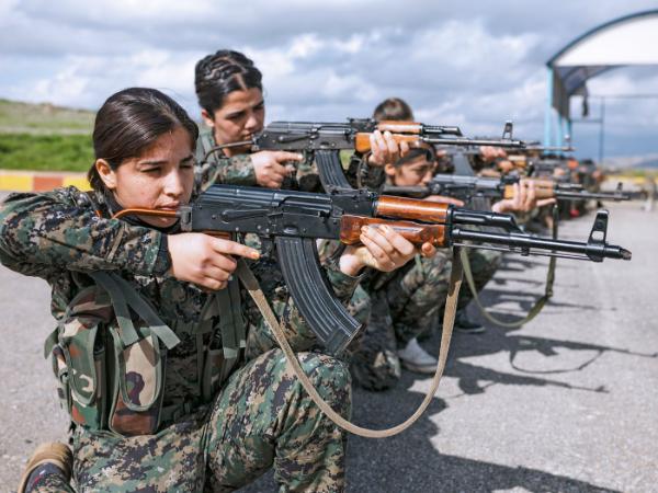 Powiązane z PKK kurdyjskie bojowniczki w syryjskiej Rożawie.