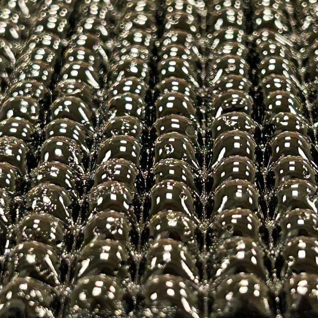 Zbliżenie nowego materiału hydrożelowego inspirowanego origami, zaprojektowanego przez inżynierów MIT, który pęcznieje, aby wchłonąć wodę z powietrza. Gdy woda się skrapla, poszczególne kule kurczą się, aby wchłonąć więcej wilgoci.