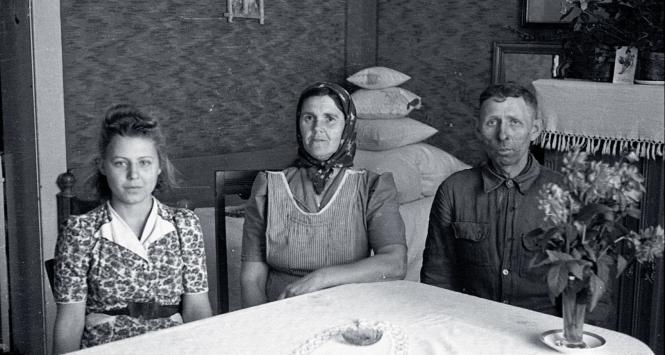 Rodzina Zabużan w swoim nowym domu, Bolesławiec, październik 1947 r.