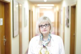 Dr n. med. Mariola Kosowicz kieruje Poradnią Psychoonkologii w Centrum Onkologii – Instytucie im. M. Skłodowskiej-Curie w Warszawie.
