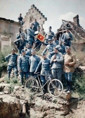 Pamiątkowa oryginalnie kolorowa fotografia oficerów 307 pułku piechoty w ruinach na Chemins des Dames w 1917 r.