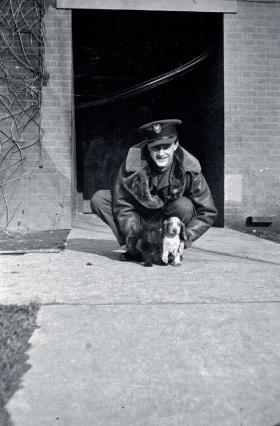 Z psami na lotnisku Northolt, 1940 r.