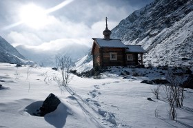 Cerkiewka położona nad jeziorem Akkem.