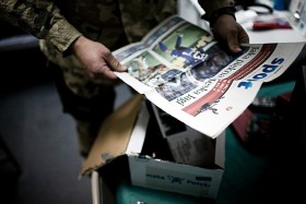 Jednak najbardziej oczekiwane były prezenty. Kapitan Michał Romańczuk dostał to, na co czekał - gazety z artykułami o ukochanej Jagielloni Białystok