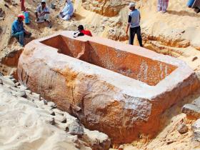 Masywny sarkofag z czerwonego kwarcytu, znaleziony w Abydos, wykuto 3700 lat temu dla faraona Sobekhotepa z XIII dynastii.