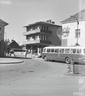 Autobus mija Pewex na rogu rynku w Limanowej, 1976 r. W sieci tych sklepów można był wydać dolary albo bony dolarowe na ogólnie niedostępne dobra: amerykańskie dżinsy, perfumy, gumę do życia lub polską wódkę i szynkę.
