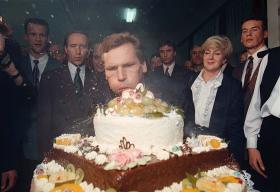 Oprócz kongresów, zjazdów, partyjnych spotkań i nasiadówek było też sporo mniej zobowiązujących imprez, jak choćby urodziny szefa. Na pierwszym planie Aleksander Kwaśniewski, z prawej wspomaga go Danuta Waniek, z lewej - Zbigniew Siemiątkowski.