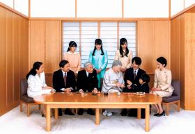 Oficjalne zdjęcie cesarza z rodziną. Cesarz Akihito i cesarzowa Michiko siedzą pośrodku, po lewej następca tronu Naruhito. Nowy Rok 2016 r.