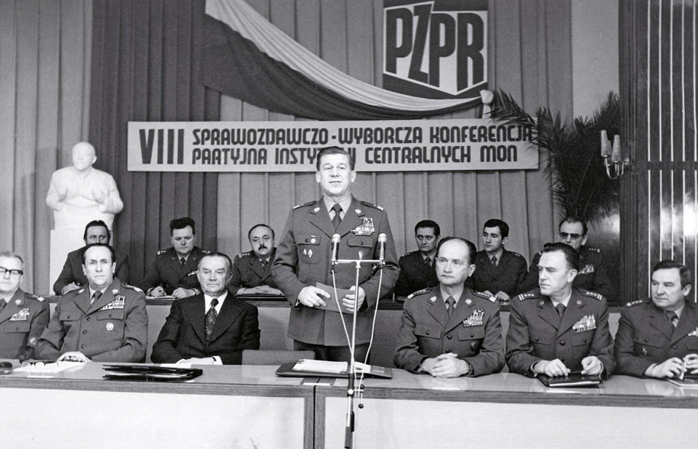 Przeciwnik gen. Jaruzelskiego gen. Włodzimierz Sawczuk (za stołem prezydialnym drugi z lewej), na konferencji MON w 1980 r.