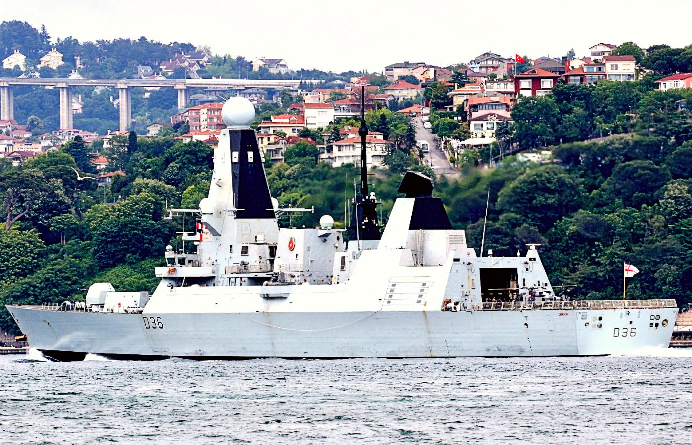 HMS Defender wypływa ze Stambułu w stronę Morza Czarnego. Zdjęcie z 14 czerwca 2021 r.