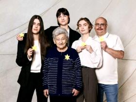 Krystyna Budnicka z wolontariuszami akcji Żonkile