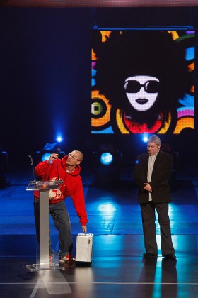 L.U.C. przed ogłoszeniem wyniku w kategorii Muzyka Popularna pokazał, co podaruje zwycięzcy od siebie (m.in. tabletki na wzmocnienie). Mirosław Pęczak pilnie śledził to dziwowisko.