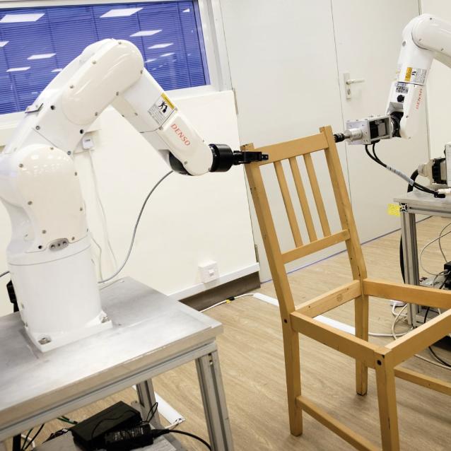 Dla tego robota montaż krzesła z IKEA nie jest problemem.