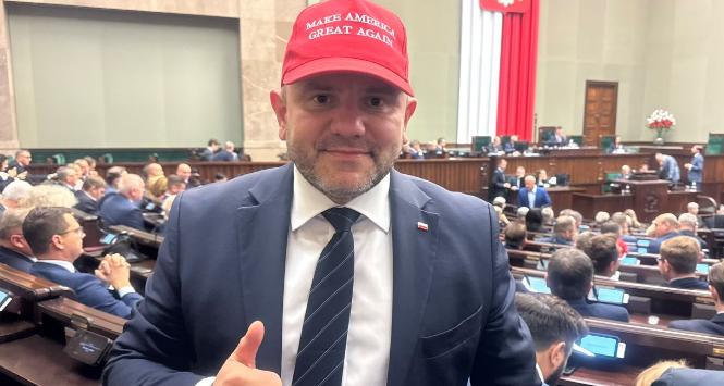 Mariusz Gosek w czapce MAGA