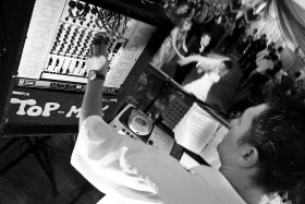 Po roku 1989 muzyka zwana weselną stała się częścią muzyki popularnej. Z oficjalną nazwą disco-polo. Zespół „Top Mix” gra podczas wesela. Polska, październik 2007 r.