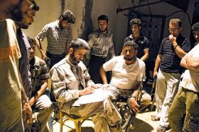 Pułkownik Fares Al Bayush, przywódca milicji Forsan Al Haka, prowadzi odprawę przed wyruszeniem na linię frontu.