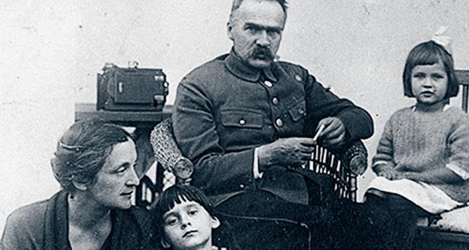 Aleksandra Szczerbińska, po 15 latach nieformalnego związku 25 października 1921 r., poślubiła Naczelnika Państwa.