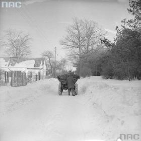 Do odciętych miejscowości w końcu dociera opał. Styczeń 1979 r.