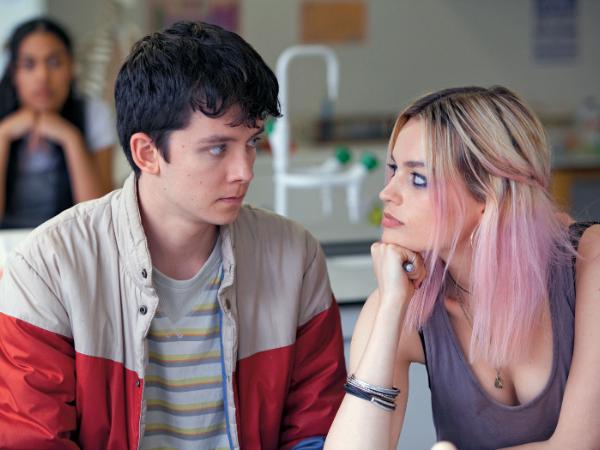 Asa Butterfield (Otis) i Emma Mackey (Maeve).