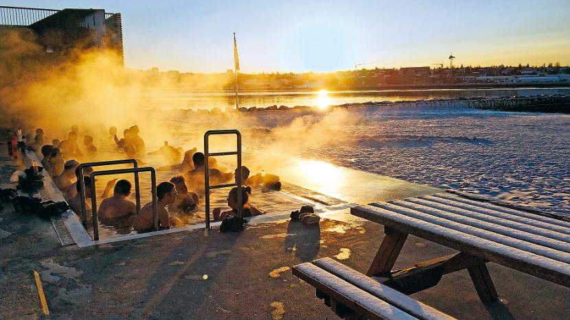 Sundlaugs, czyli odkryte baseny z ciepłą wodą, są dostępne przez okrągły rok. W całym kraju, nie tylko W Rejkjawiku.