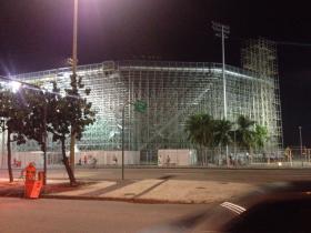 Na Copacabanie. Konstrukcja boiska i widowni do siatkówki plażowej.