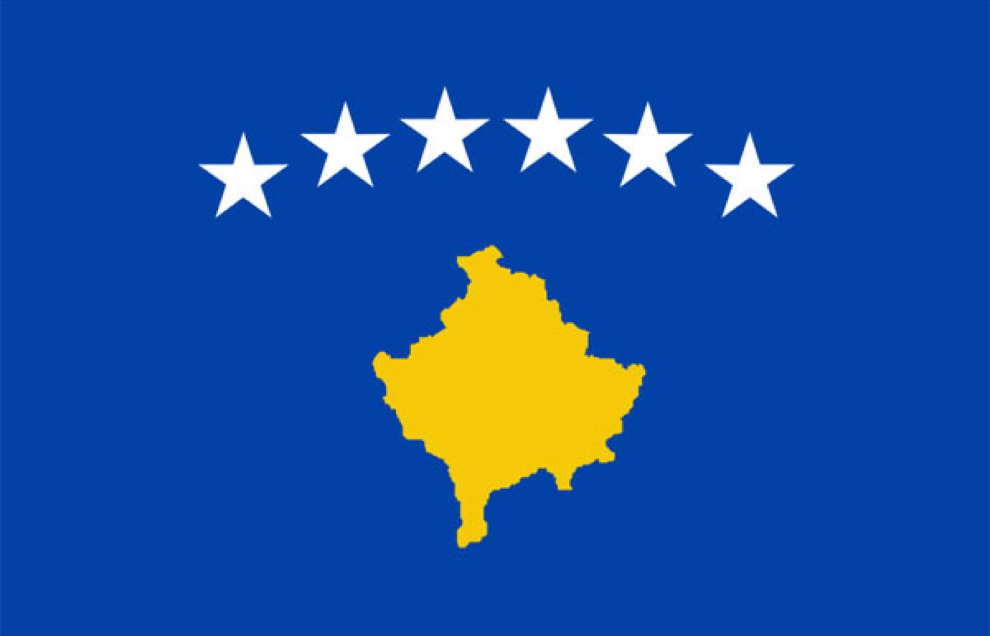 Flaga Kosowa w obecnej formie przypomina trochę starą flagę Unii Europejskiej, gdy ta była jeszcze niewielka i wewnętrznie skłócona. Źródło: Wiki