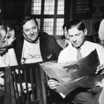 Pisarz Artur Koestler (z prawej) podczas Kongresu Wolności Kultury