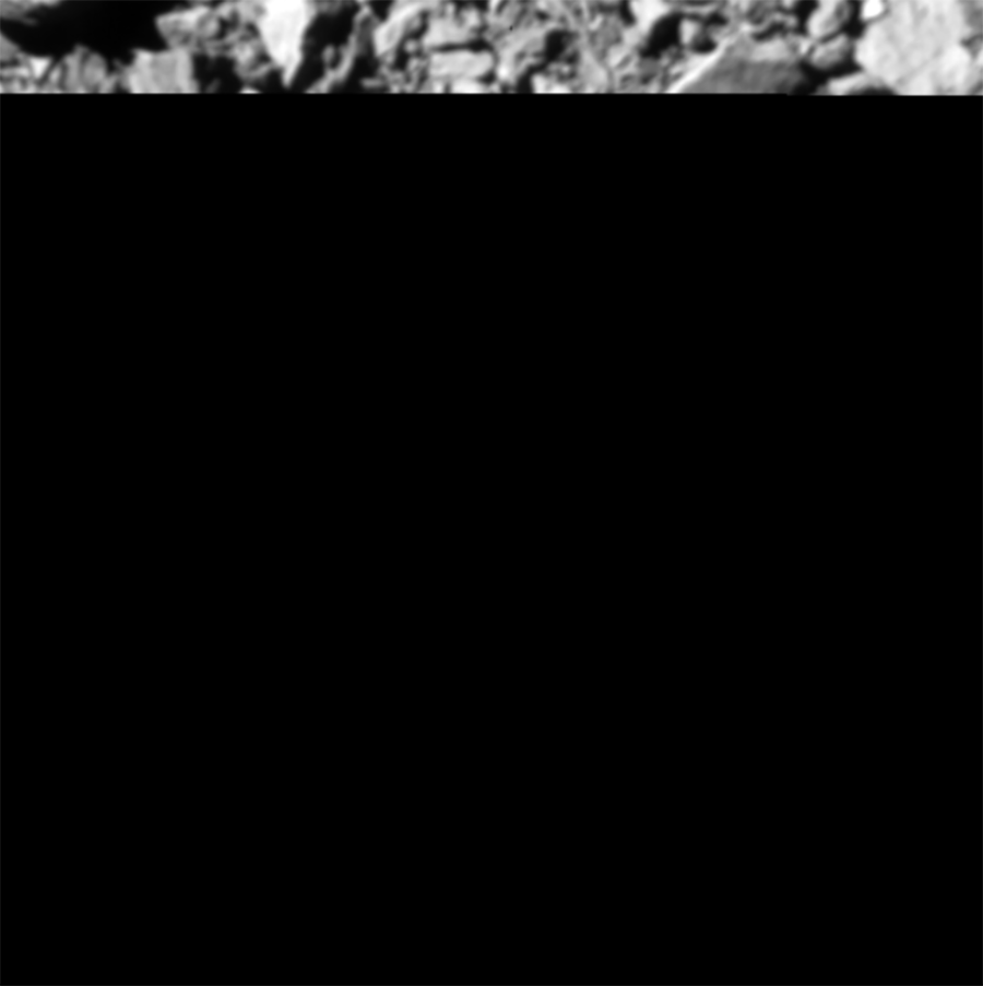 Ostatnie spojrzenie DART na księżyc asteroidy Dimorphos przed uderzeniem. Uderzenie nastąpiło podczas transmisji obrazu na Ziemię, w wyniku czego powstał częściowy obraz. Zdjęcie pokazuje fragment asteroidy o średnicy ok. 51 stóp.