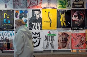 5. Plakat polski. Takich ulicznych galerii polskiego plakatu jest coraz mniej. A szkoda.
