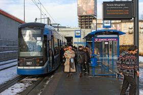 Krakowski Szybki Tramwaj linii 50 korzysta z wydzielonego torowiska na wiekszości trasy i z pierwszeństwa przejazdu na skrzyżowaniach