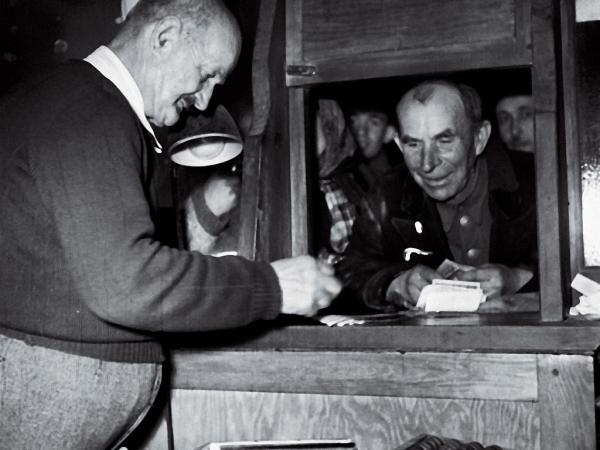 Listopad 1950 r., rolnik Leon Piotrowski z Ryni koło Warszawy wymienia pieniądze w kasie miejskiej w Radzyminie.