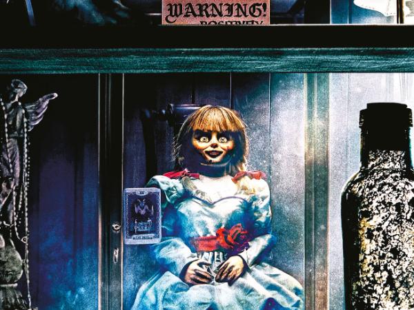 Kadr z amerykańskiego horroru „Annabelle wraca do domu”.