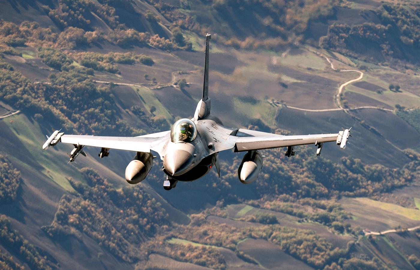 Myśliwiec F-16 na ćwiczeniach we Włoszech, 2022 r.
