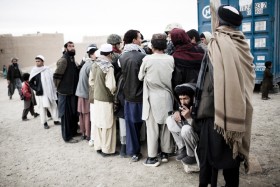 W wiosce są chłopcy i mężczyźni. Dla żołnierzy to dobra wiadomość. - Jak są chłopcy i zwierzęta to raczej nie będą strzelać. Jak nie ma nikogo, albo są same dziewczynki, to można być niemal pewnym, że coś jest nie tak - mówią żołnierze.