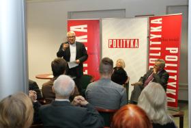 Przewodniczący Jury Wiesław Władyka uzasadnia tegoroczny wybór laureata.