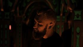 Pierwsze rave’y – nazywane też techno parties – odbywały się na początku lat 90. w bunkrach, squatach, opuszczonych magazynach, pofabrycznych halach bądź kameralnych klubach.