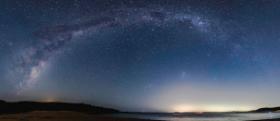 Krawędź naszej Galaktyki widziana w Australii w dobrych warunkach bardzo małego zanieczyszczenia światłem.