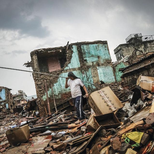 Powalone domy w Sankhu w Nepalu po trzęsieniu w 2015 roku.