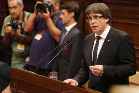 Gdy kataloński premier Carles Puigdemont ogłosił, że lokalny parlament będzie głosował nad niepodległością, to Sáenz de Santamaría przekonywała senatorów w Madrycie, że powinni zagłosować nad zawieszeniem autonomii regionu.