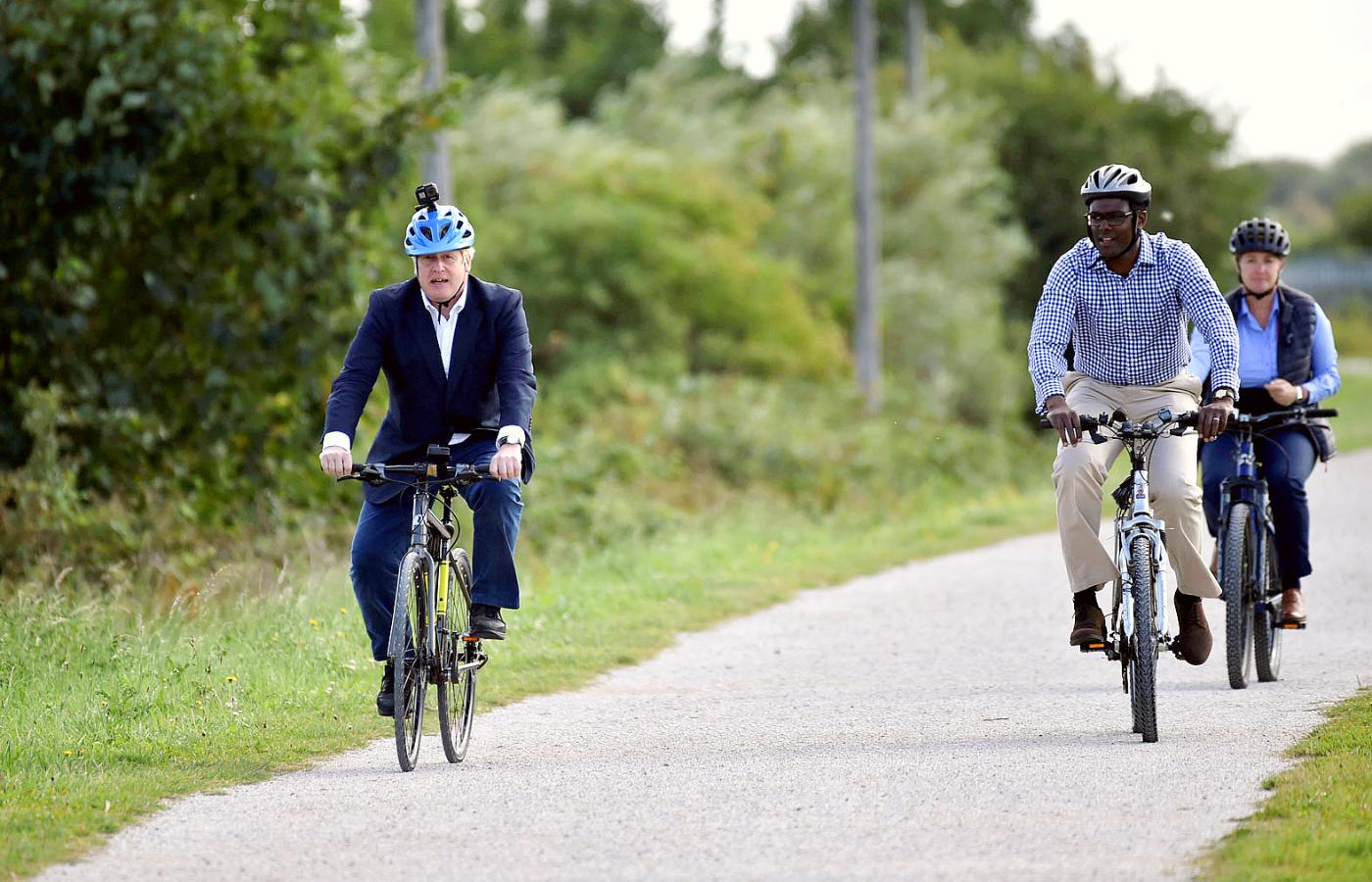 Premier Wielkiej Brytanii Boris Johnson promujący jazdę na rowerze.